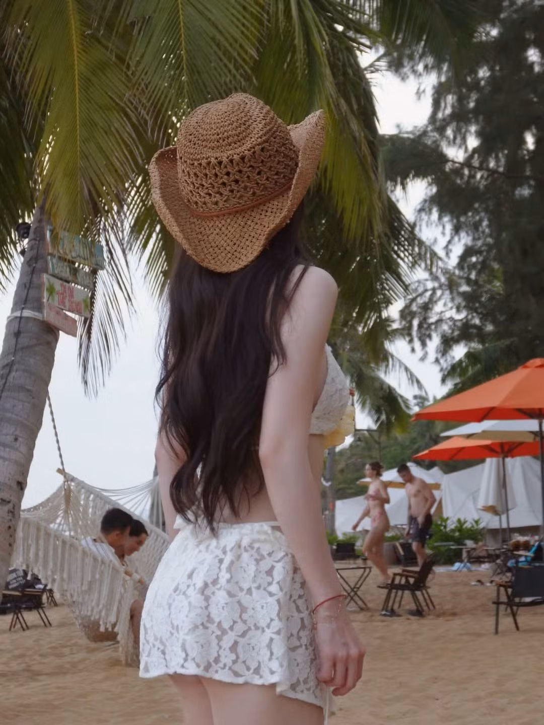 Cô tạo dáng tự nhiên, e ấp trước ống kính, khoe trọn vóc dáng thon gọn và làn da trắng sáng. Dù là khoảnh khắc quay lưng, nhìn ra xa hay khi che nhẹ ánh nắng, mỗi bức ảnh đều toát lên một vẻ đẹp rất riêng. (Ảnh: IGNV)