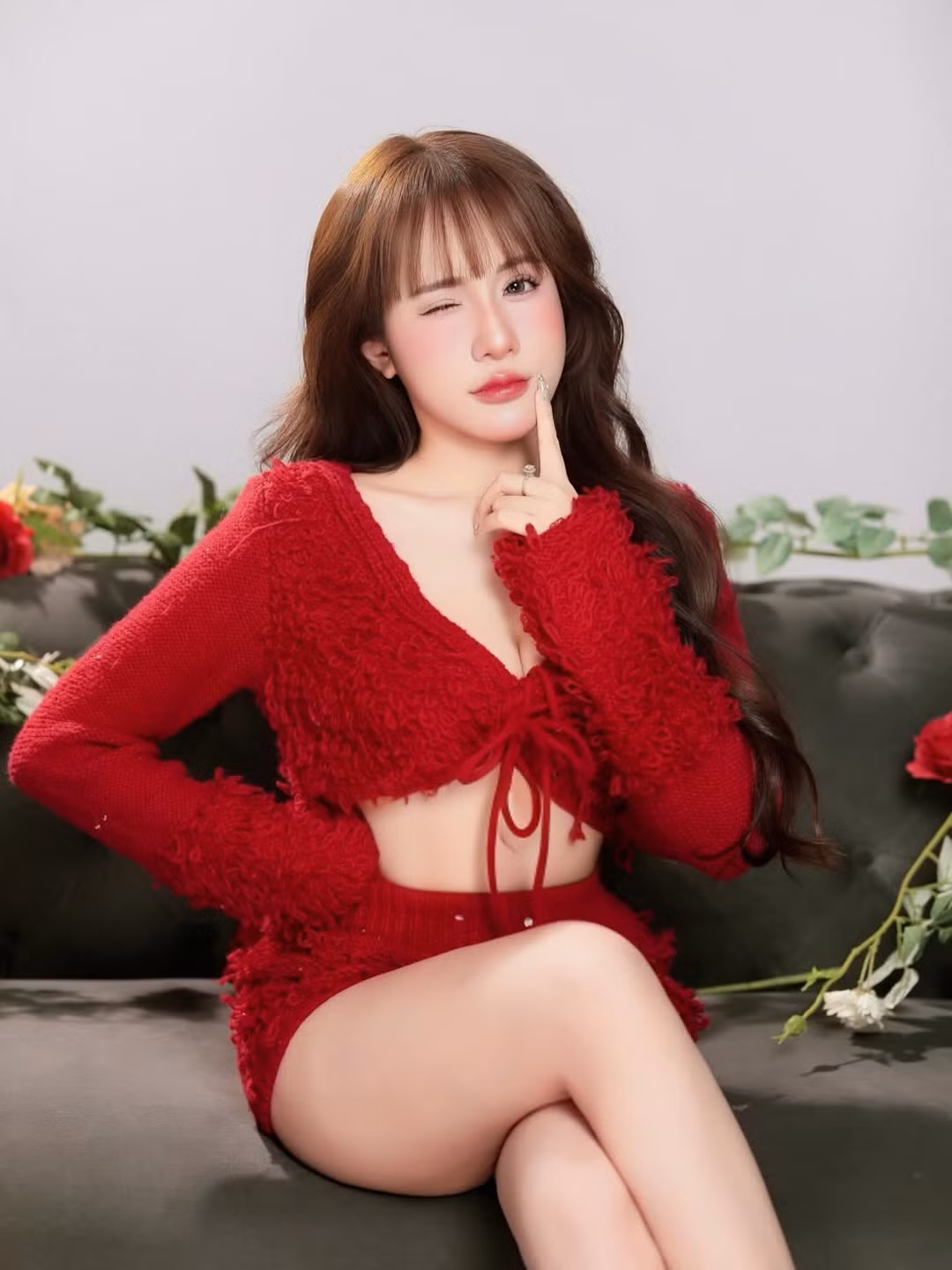 Mỗi khi xuất hiện trên bàn bi-a, Tuyết Anh luôn chọn cho mình những bộ cánh thời thượng, kết hợp giữa sự năng động và nét quyến rũ, tạo nên một phong cách đầy lôi cuốn. (Ảnh: IGNV)