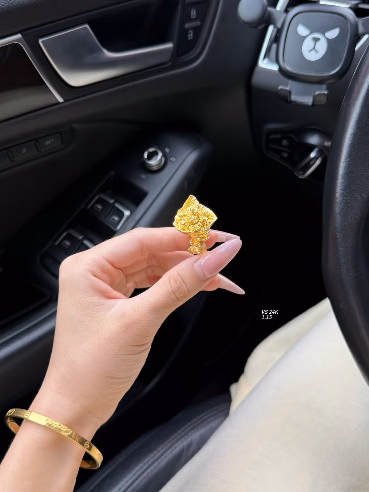 Những "bông hoa vĩnh cửu" này không chỉ mang ý nghĩa tình yêu bền chặt, mà còn là một món quà đầu tư, tích trữ giá trị khiến phái đẹp không khỏi xuýt xoa.