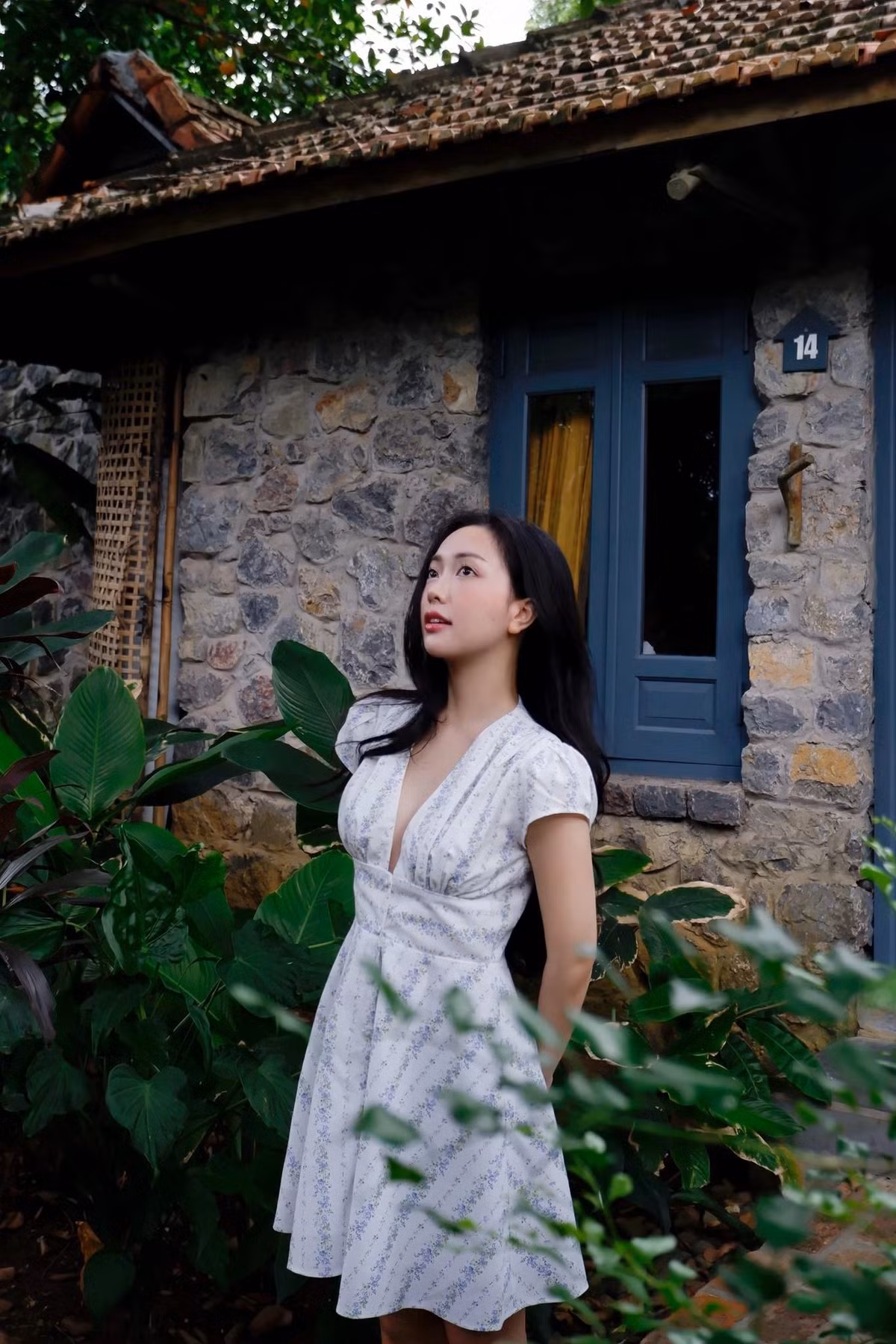 Mới đây, cô nàng lại tiếp tục "đốn tim" người hâm mộ khi khoe loạt ảnh mới, với vẻ đẹp ngọt ngào, cuốn hút và thần thái tự tin. (Ảnh: FBNV)