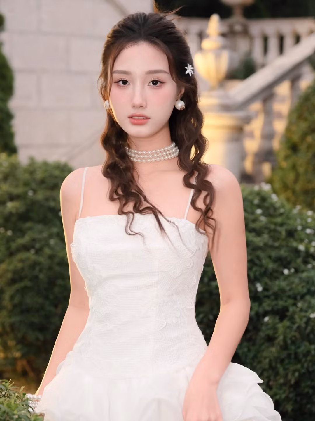 Dưới ánh nắng vàng nhạt của buổi chiều tà, thần thái của Hoàng Khánh Ly càng trở nên lung linh hơn. Dù là góc chụp cận mặt khoe nét xuân thì hay góc chụp toàn cảnh khoe vóc dáng mảnh mai, cô nàng đều thể hiện khả năng làm chủ khung hình cực tốt. (Ảnh: IGNV)