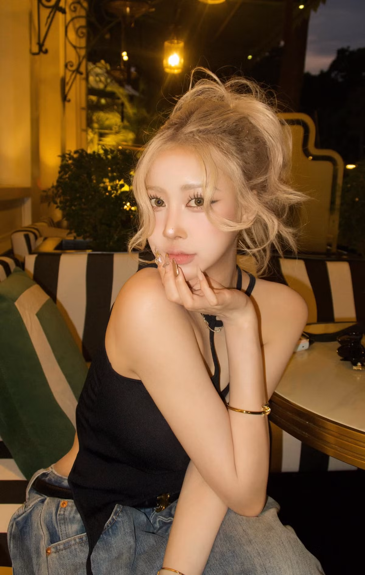 Lý do Huyền Diệu được ví như "Rosé bản Việt" không chỉ đơn giản vì mái tóc blonde tương tự nữ idol Hàn Quốc nổi tiếng. Cô nàng còn sở hữu vóc dáng mảnh mai, khuôn mặt thanh thoát với lối trang điểm tương tự nữ idol Hàn Quốc. (Ảnh: IGNV)