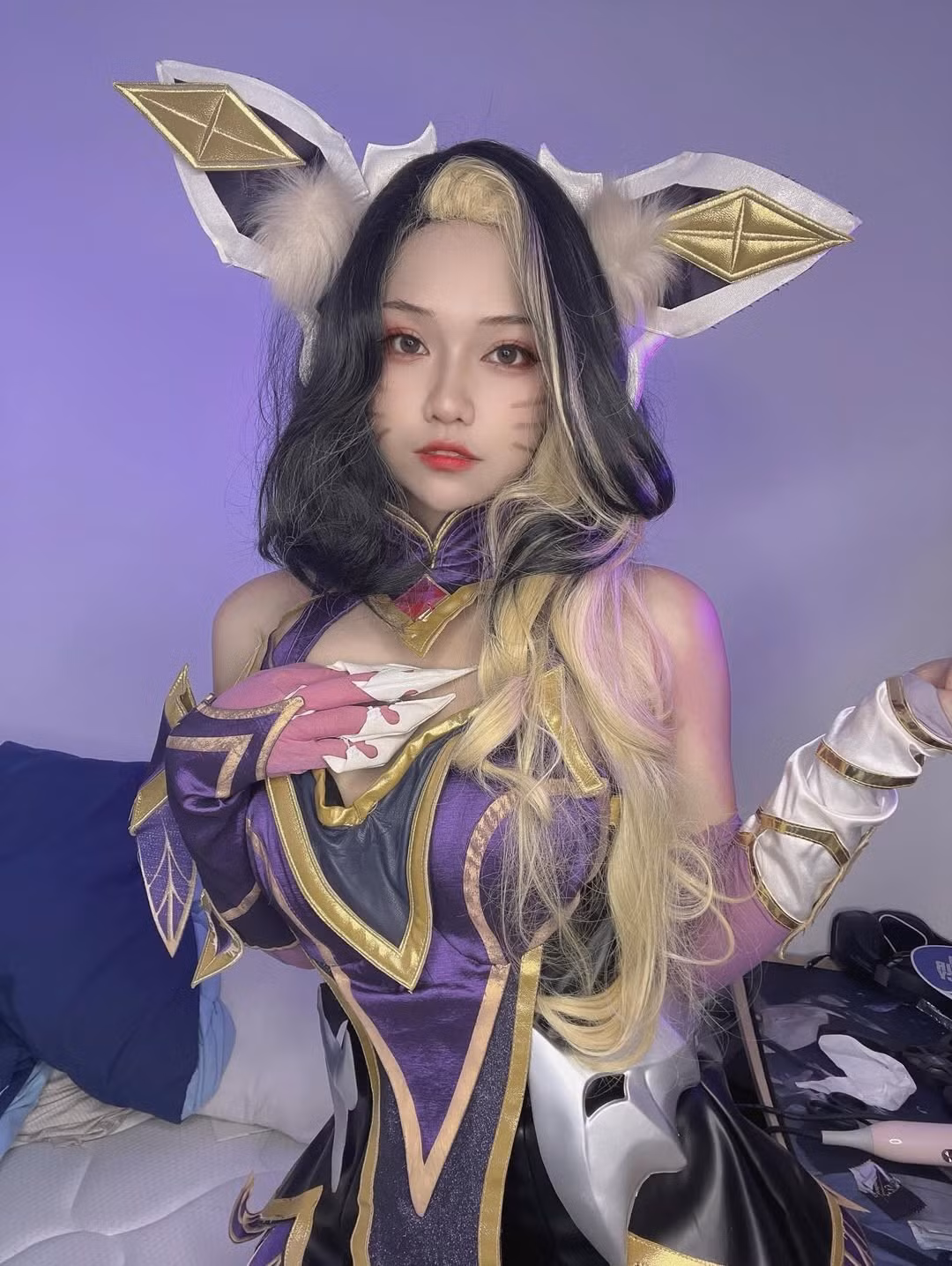 Cô nàng diện bộ cosplay Ahri với tông màu chủ đạo là tím và vàng ánh kim, cực kỳ bắt mắt và tôn lên đường nét cơ thể. (Ảnh: IGNV)