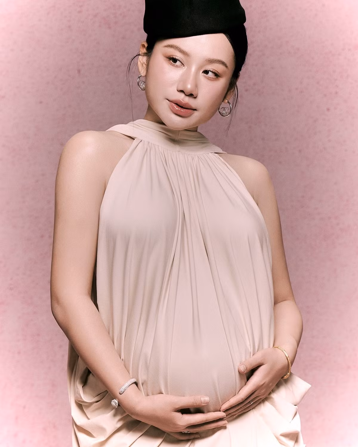 Minh Thư chọn một chiếc váy dài, suông rộng với tông màu be nhạt, sử dụng chất liệu rủ mềm mại, tạo hiệu ứng như những bộ váy của các nữ thần Hy Lạp. (Ảnh: FBNV)