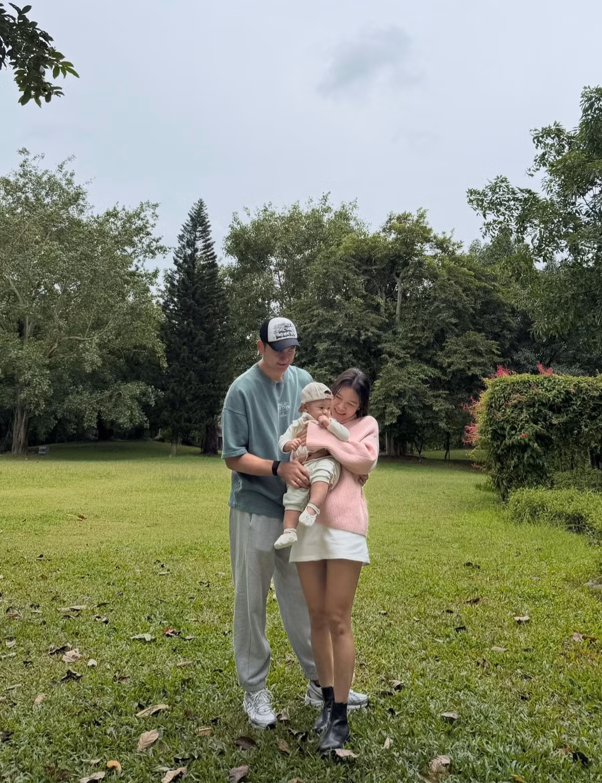 Trên trang cá nhân, cặp đôi thỉnh thoảng đăng tải những khoảnh khắc hạnh phúc của gia đình trong các chuyến du lịch. (Ảnh: IGNV)