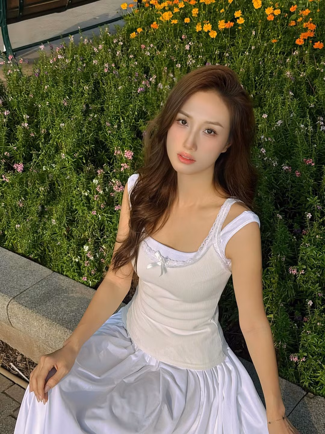 Cô nàng thường được biết đến với vẻ đẹp trong trẻo, nhẹ nhàng và nụ cười tỏa nắng trong những bức hình đời thường. Tuy nhiên, cô cũng không ngại thay đổi với phong cách sexy, cá tính khi lựa chọn những chiếc váy dài ôm sát, khoe vẻ đẹp gợi cảm và đường cong cơ thể trong nhiều khoảnh khắc. (Ảnh: FBNV)