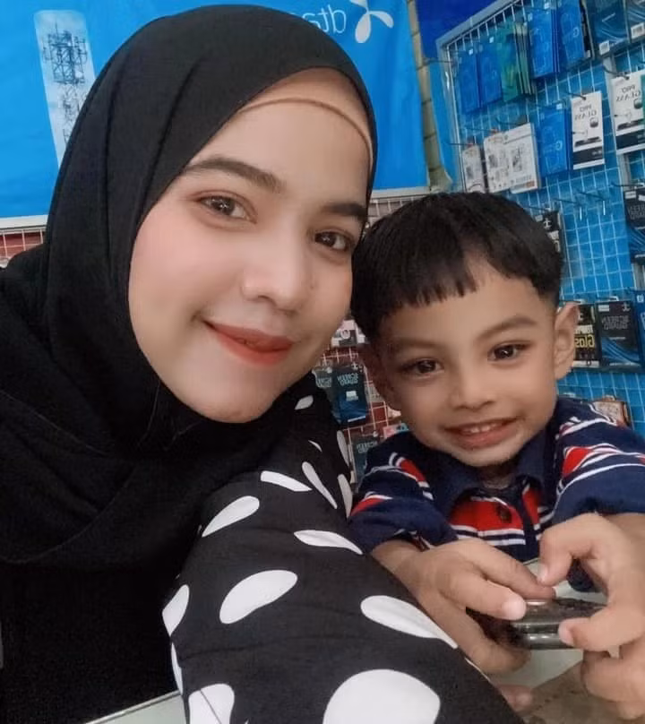Ở tuổi lên 8, khuôn mặt của Arsya đã có những thay đổi rõ rệt. Cậu bé không còn giữ được nét "nam thần sơ sinh" với chiếc cằm V-line và vẻ ngoài sắc nét như tranh vẽ thuở mới sinh, thay vào đó là một khuôn mặt bầu bĩnh, đầy đặn hơn.