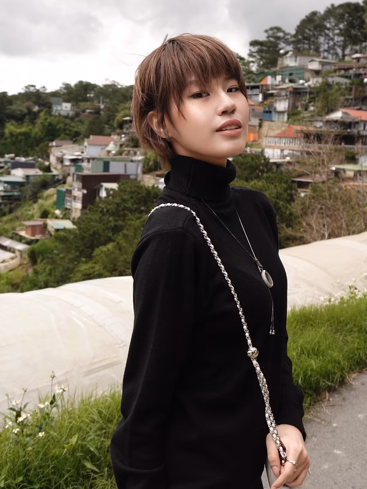 Từ những ngày đầu tham gia showbiz, Pháo gắn liền với hình ảnh năng động, cá tính, đôi khi có chút nữ tính với mái tóc dài. Tuy nhiên nữ rappper sinh năm 2003 không ngại thử nghiệm những hình ảnh mới đầy táo bạo. (Ảnh: IGNV)