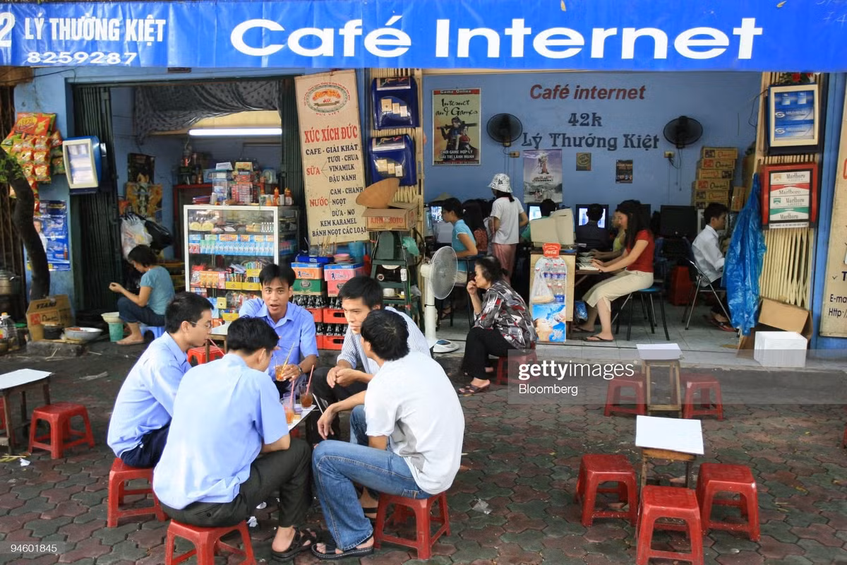Tiệm net ngày đó đơn giản, chỉ là vài chục bộ máy tính để bàn, màn hình CRT nặng chình chịch, bàn phím kêu lách cách, và ghế nhựa ngồi liệt cả ngày không biết mỏi. Quạt trần kêu vù vù, ánh sáng lờ mờ, mùi mì tôm pha với mùi máy nóng – nhưng với thế hệ 8x, 9x thì đó là “thiên đường”. (Ảnh: Hoang Dinh Nam, Chau Doan)