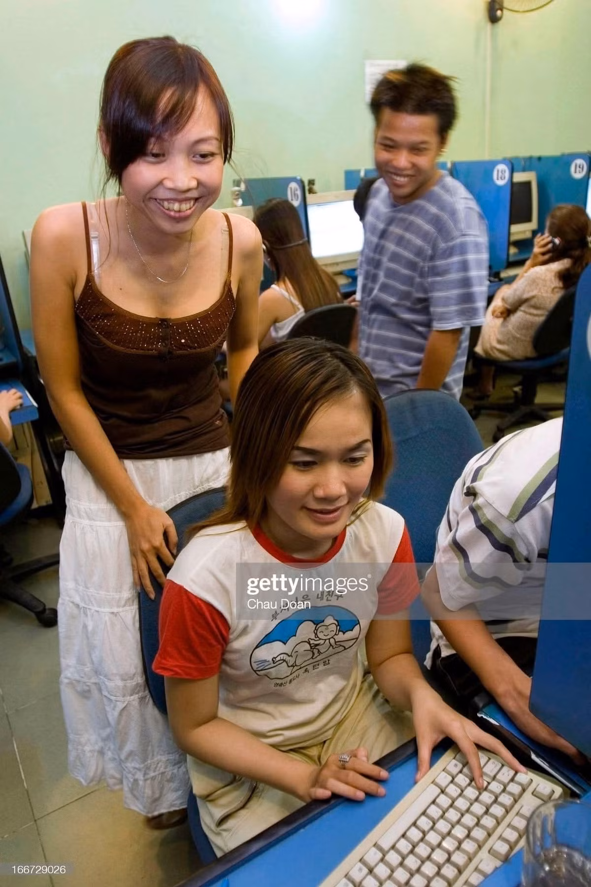 Đó là "thời kỳ hoàng kim" của những tiệm net nhỏ nhưng lúc nào cũng chật kín người, nơi những game thủ 8x, 9x đầu đời bắt đầu hình thành bản sắc của một thế hệ sống cùng bàn phím, chuột và những giấc mơ điện tử. (Ảnh: Hoang Dinh Nam, Chau Doan)