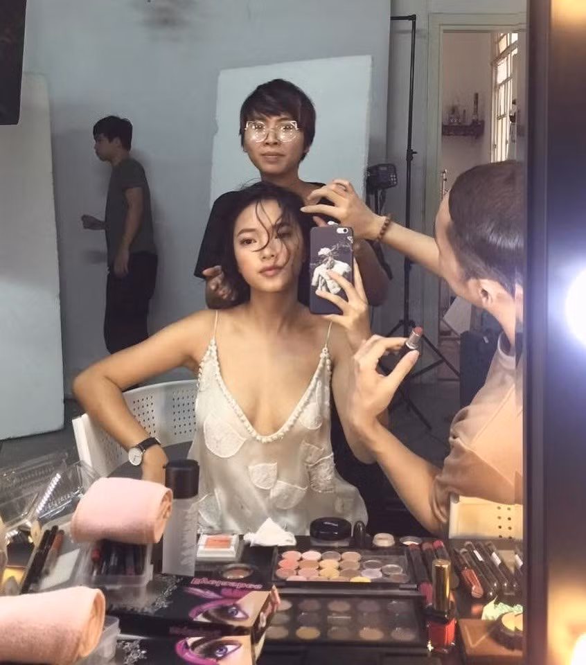 Dù là khi làm mẫu ảnh trong studio hay những khoảnh khắc đời thường, cô nàng luôn biết cách tận dụng góc mặt để tạo nên những khung hình đầy tính nghệ thuật. (Ảnh: IGNV)