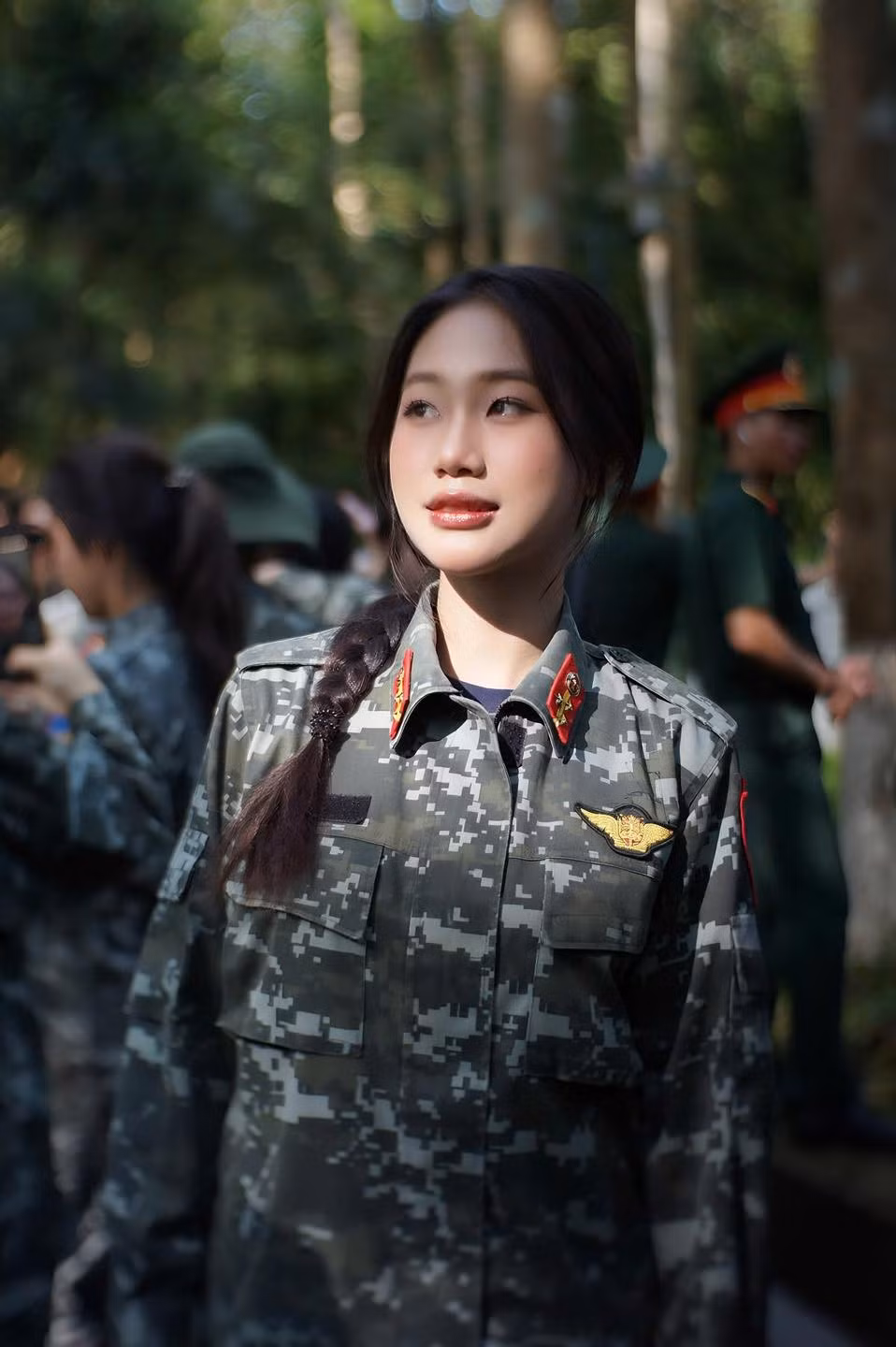 Sự kết hợp giữa vẻ đẹp dịu dàng, nữ tính với sự mạnh mẽ, kỷ luật của người chiến sĩ tạo nên một hình ảnh đầy ấn tượng. (Ảnh: FBNV)