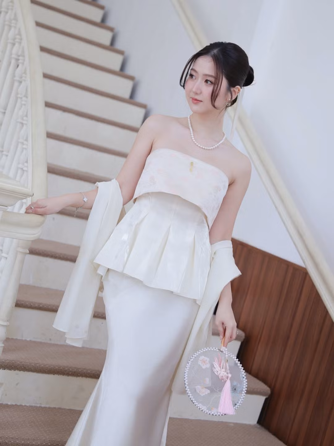 Phần eo được thiết kế xếp ly xòe nhẹ, giúp tôn lên vòng eo thon gọn và tạo độ mềm mại cho tổng thể trang phục khi di chuyển.(Ảnh: IGNV)