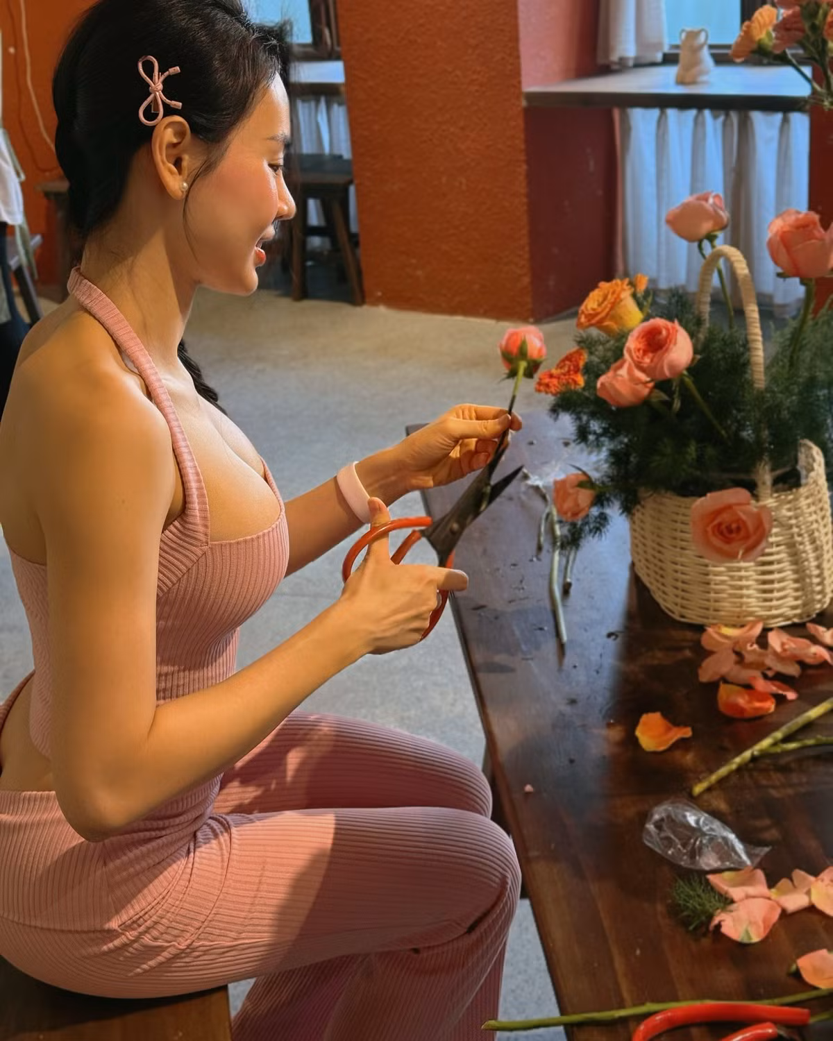 Những bức ảnh chụp góc nghiêng càng làm nổi bật bờ vai thon và vòng eo săn chắc đáng mơ ước.