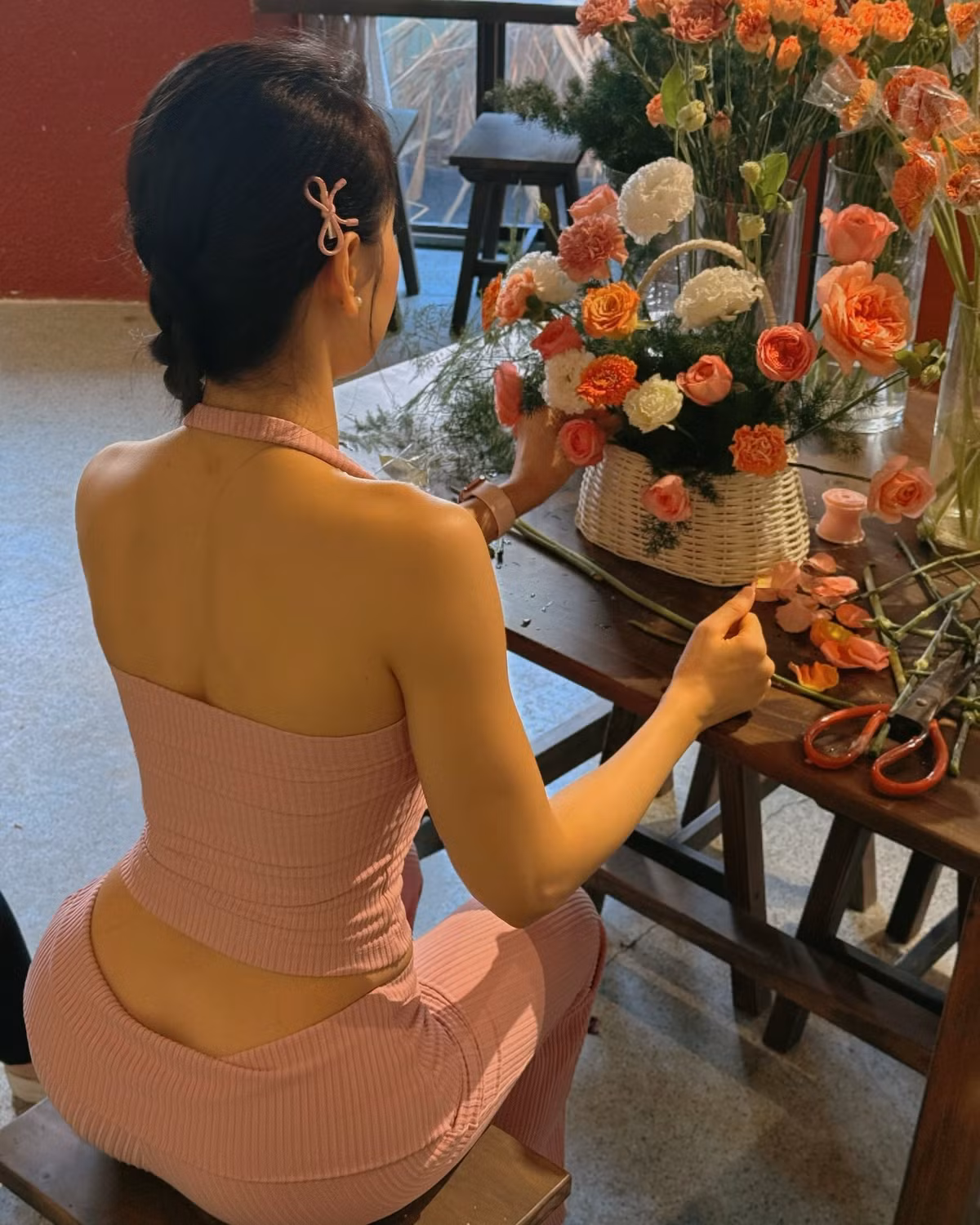 Tuy nhiên, trang phục quá bó sát của cô nàng cũng nhận về một số ý kiến trái chiều. Một số người cho rằng cô nàng diện trang phục như vậy chủ yếu để khoe hình thể, không tập trung vào việc cắm hoa. Đặc biệt lối tạo dáng của cô nàng được nhận xét "thiếu sự tự nhiên".