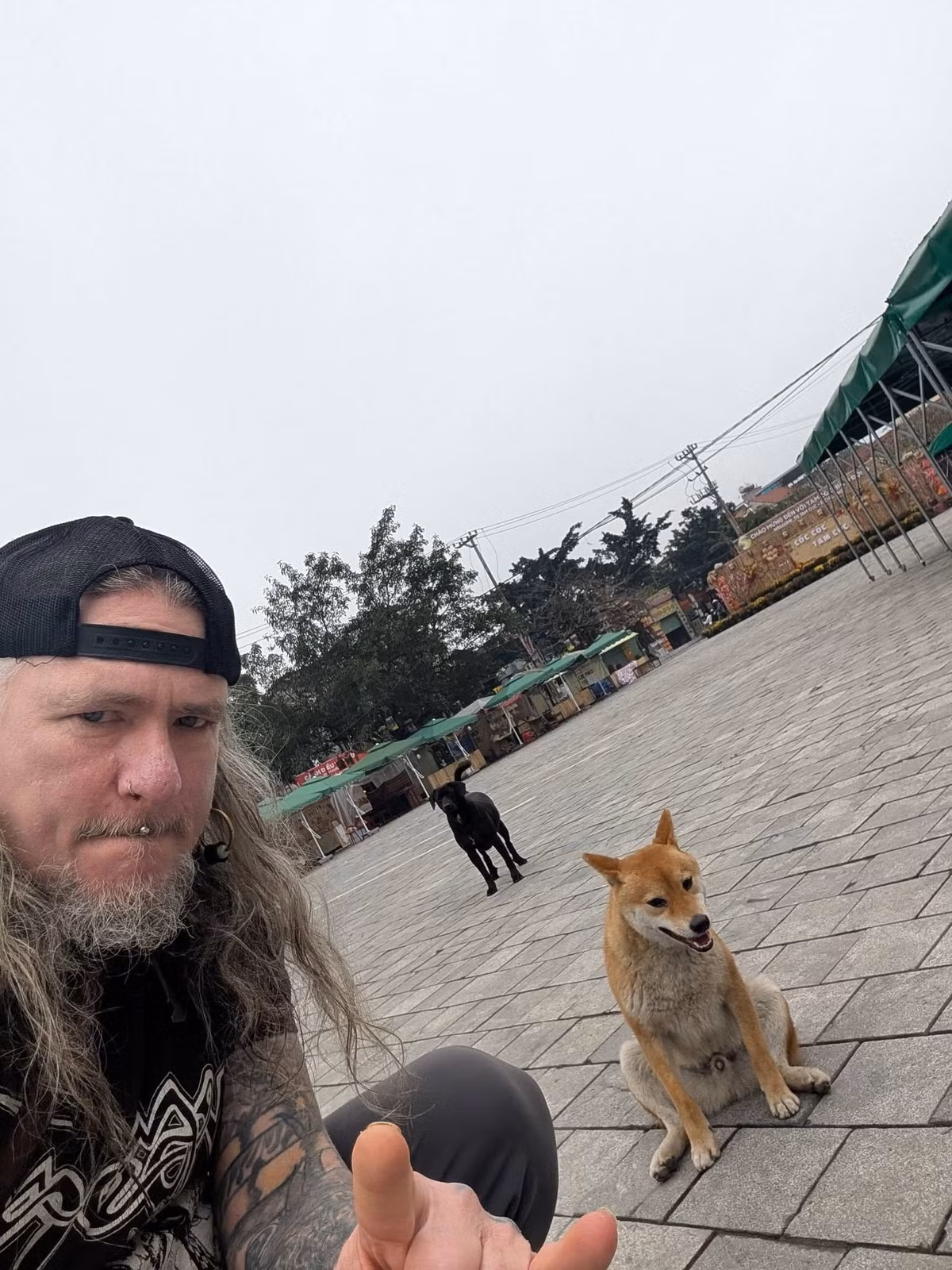 Điểm chung của loạt ảnh này là biểu cảm "ngầu" nhưng không kém phần hài hước của vị du khách, kết hợp với biểu tượng tay "rock on" quen thuộc.