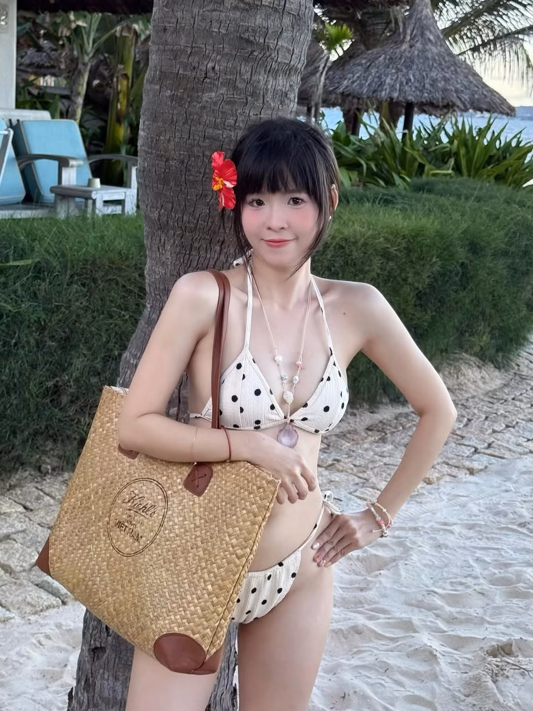 Mới đây, hot girl Thúy Kiều – gương mặt quen thuộc của nhóm hài đình đám FAPtv – đã khiến cộng đồng mạng "đứng ngồi không yên" khi chia sẻ loạt ảnh đi biển đầy gợi cảm và cuốn hút. Với bộ bikini chấm bi cá tính cùng vóc dáng săn chắc, Thúy Kiều đã nhận về "bão" lời khen và nhanh chóng làm "nóng" không khí mùa hè.