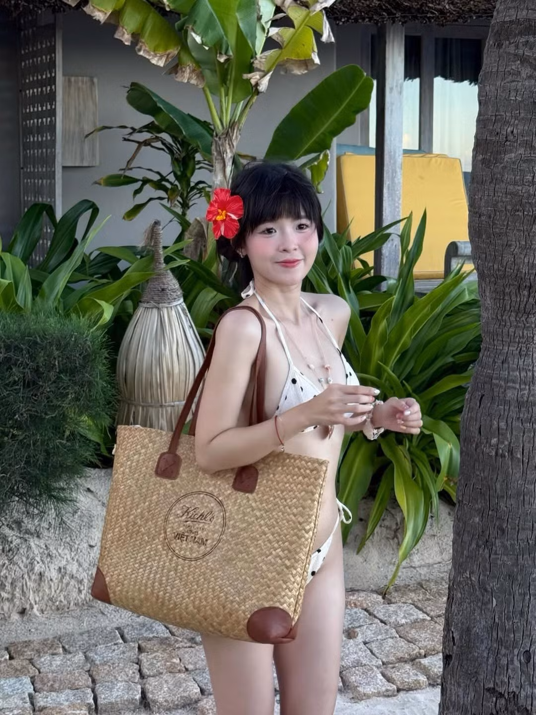 Thúy Kiều xuất hiện với gương mặt được trang điểm nhẹ nhàng, tôn lên các đường nét thanh tú và làn da trắng hồng. Nụ cười tươi tắn, ánh mắt long lanh cùng những biểu cảm tự nhiên, vui vẻ khi tạo dáng bên hàng dừa xanh mát và bãi cát trắng mang đến tinh thần mùa hè tràn đầy năng lượng.