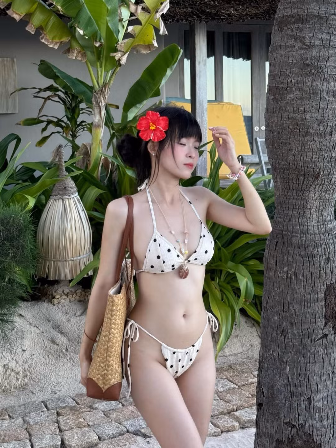 Thiết kế bikini dây buộc mảnh mai cùng phần cạp cao đã khéo léo tôn lên vòng eo thon gọn, bờ vai mảnh mai và đôi chân dài miên man của cô nàng.