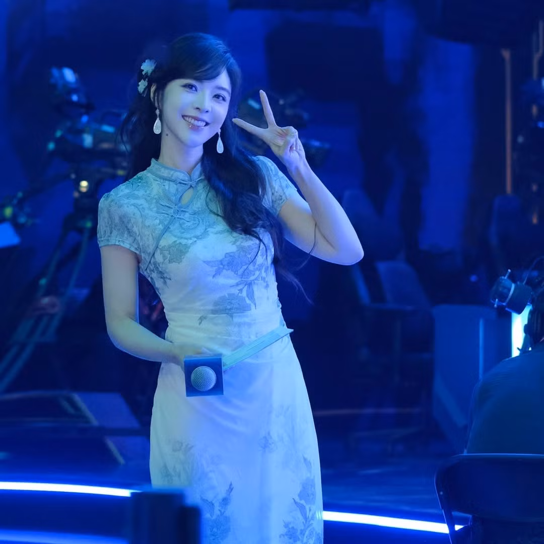 Không chỉ sở hữu ngoại hình "hút hồn", Candice còn được đánh giá cao nhờ kiến thức sâu rộng về LMHT và khả năng dẫn dắt, phỏng vấn lưu loát bằng cả tiếng Trung và tiếng Anh. (Ảnh: IGNV)