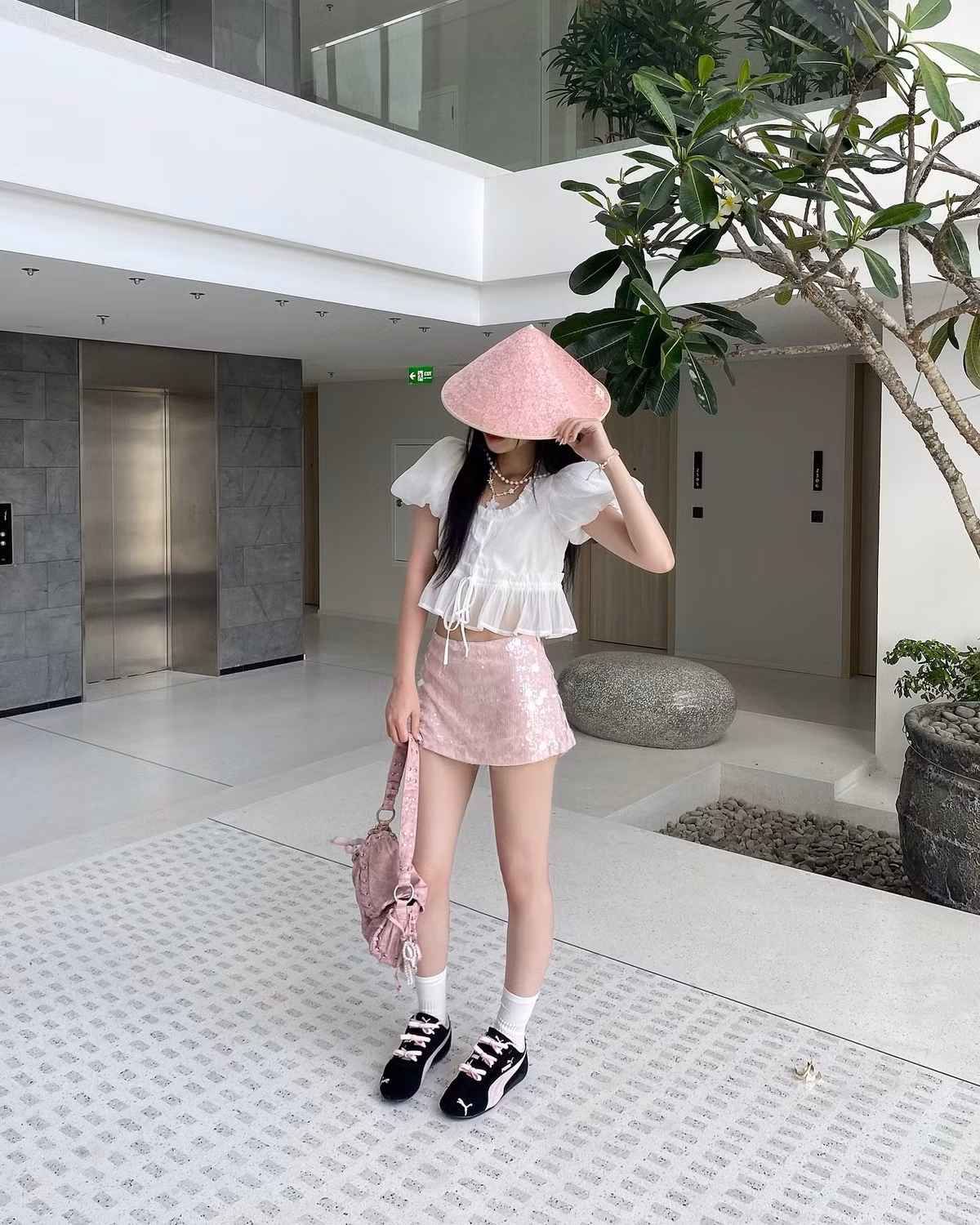 Nón lá Việt Nam - biểu tượng văn hóa truyền thống gắn liền với hình ảnh dịu dàng của người phụ nữ Việt Nam qua bao thế hệ, đang nhẹ nhàng thay đổi để hòa mình vào cuộc sống hiện đại. Từ những chiếc nón lá truyền thống màu vàng rơm ấm áp quen thuộc, giờ đây chúng ta có thể bắt gặp nón lá xuất hiện với muôn màu muôn vẻ tươi tắn, len lỏi vào trái tim giới trẻ một cách tự nhiên.