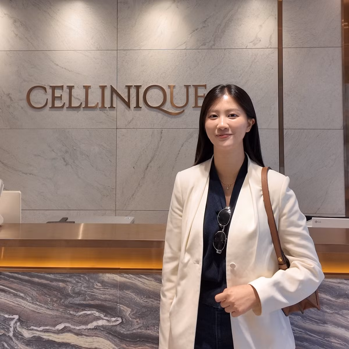 Để có được thành công hiện tại, Khổng Hạnh Nguyên đã trải qua một hành trình học tập bền bỉ. Cô có 11 năm học từ bác sĩ đa khoa đến bác sĩ nội trú tại Học viện Quân y và gần đây nhất, cô đã thông báo trúng tuyển nghiên cứu sinh tiến sĩ cùng chuyên ngành. (Ảnh: FBNV)