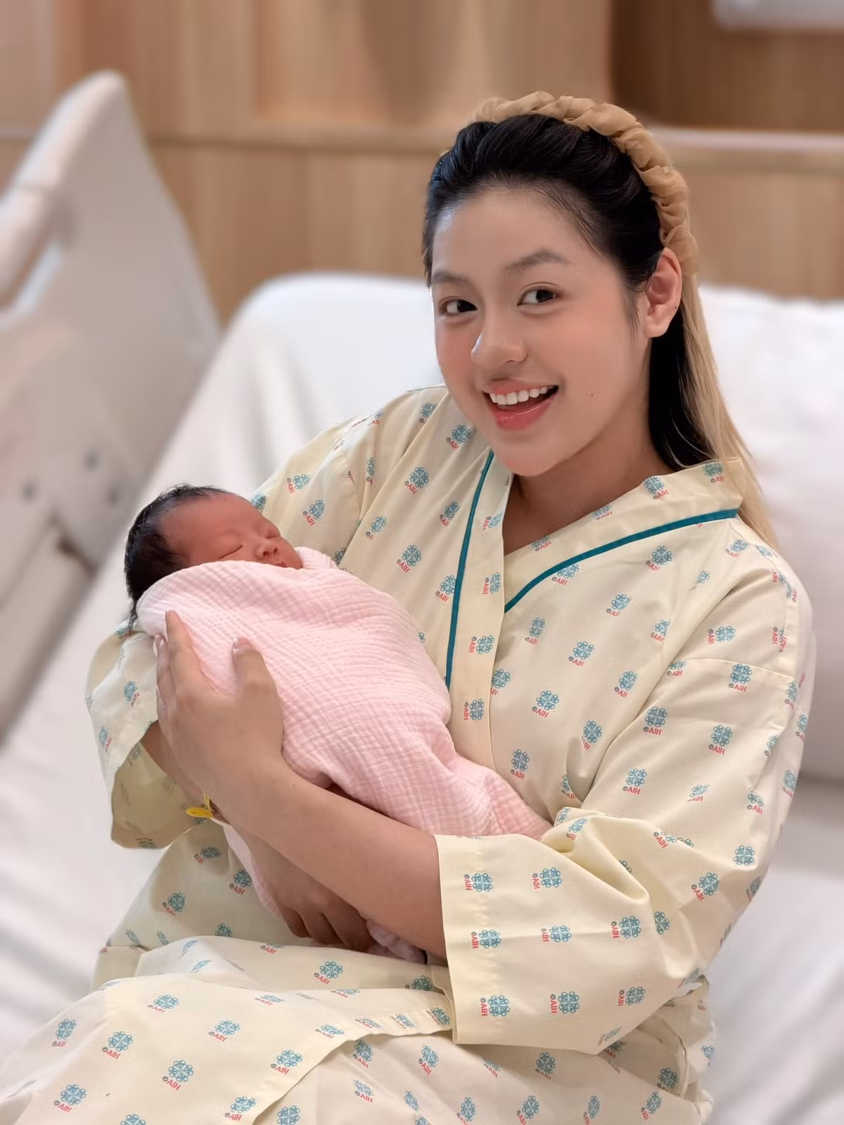 Hình ảnh cô rạng rỡ ôm con gái bé bỏng trên ngực, với khoảnh khắc da kề da đầy thiêng liêng đã nhận được vô số lời chúc mừng từ bạn bè, đồng nghiệp và người hâm mộ. (Ảnh: FBNV)