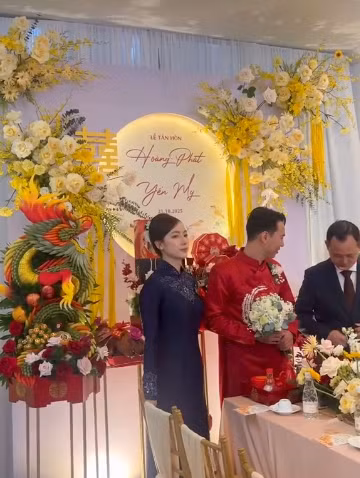 Một số tài khoản mạng suy đoán rằng có thể "mẹ chồng" này là người vợ kế của bố chú rể, nên mới có vẻ ngoài trẻ trung như vậy. (Ảnh: msyen1406)