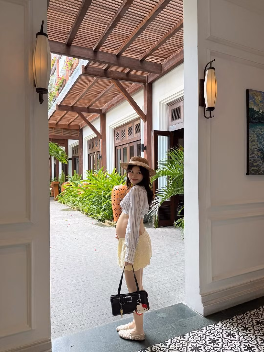 Có thể thấ điểm chung ở cách phối đồ của cô nàng là nàng hot girl không hề cố tình "giấu đi" bụng bầu mà tự tin diện những thiết kế croptop, khoe chiếc bụng đã nhô cao. (Ảnh: IGNV)