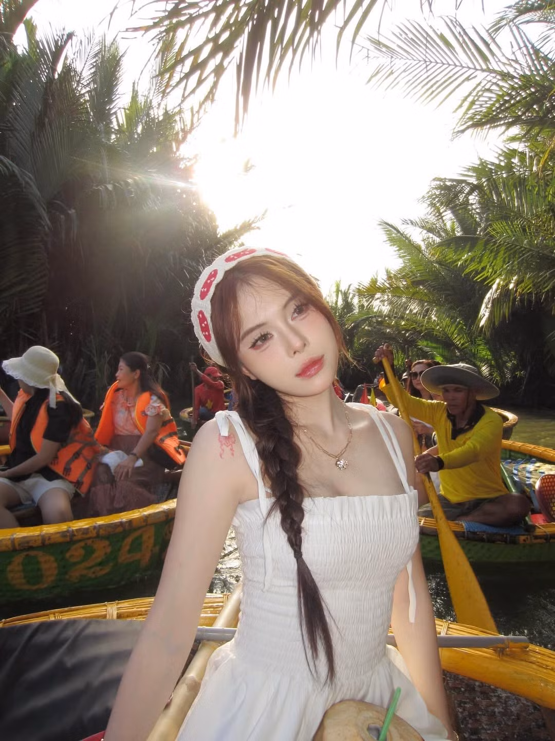 Mới đây, Tiktoker Ngân Hà đã khiến cộng đồng mạng "đứng ngồi không yên" khi chia sẻ loạt ảnh check-in tại Hội An, đặc biệt là những khoảnh khắc trải nghiệm ngồi thuyền thúng đầy thơ mộng. Vẻ đẹp trong trẻo, ngọt ngào của cô nàng giữa khung cảnh bình yên đã nhanh chóng "đốn tim" người hâm mộ.