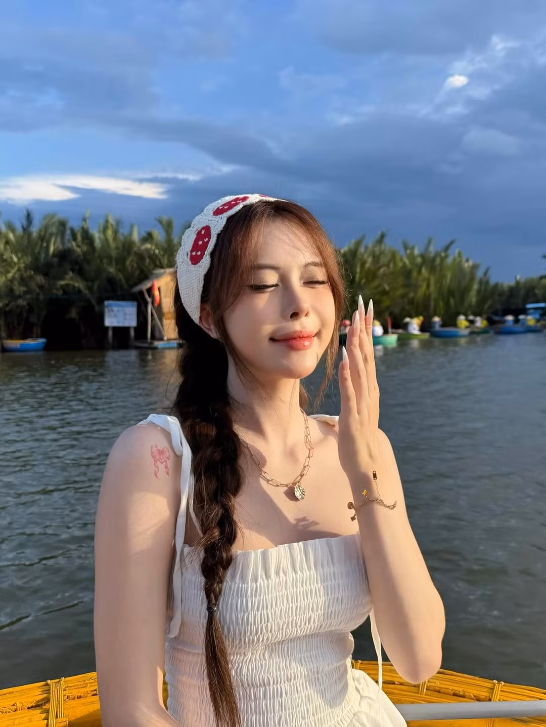 Năng động, chăm chỉ, Ngân Hà hiện sở hữu khối tài sản đáng nể. Mới đây, cô nàng vừa tậu chiếc xế hộp Mercedes-Benz khiến nhiều người phải xuýt xoa.