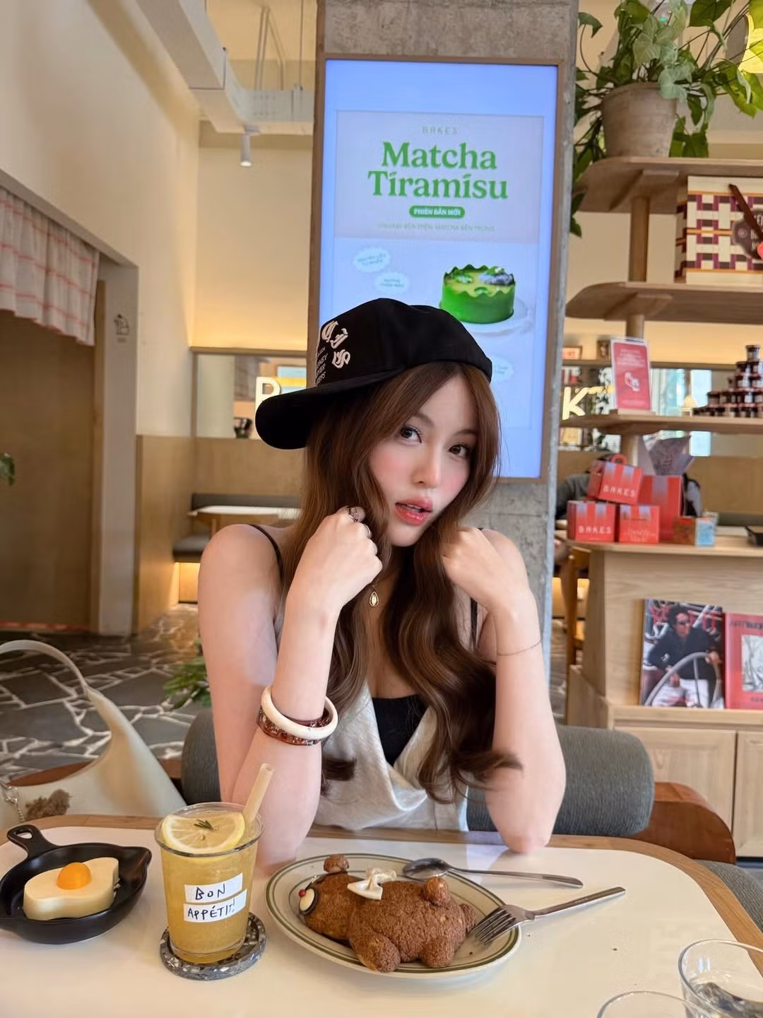 Dù thay đổi trang phục theo hướng cá tính hơn, nhưng "vibe" tiểu thư sang chảnh của Tăng Mỹ Hàn vẫn không hề mất đi. (Ảnh: IGNV)