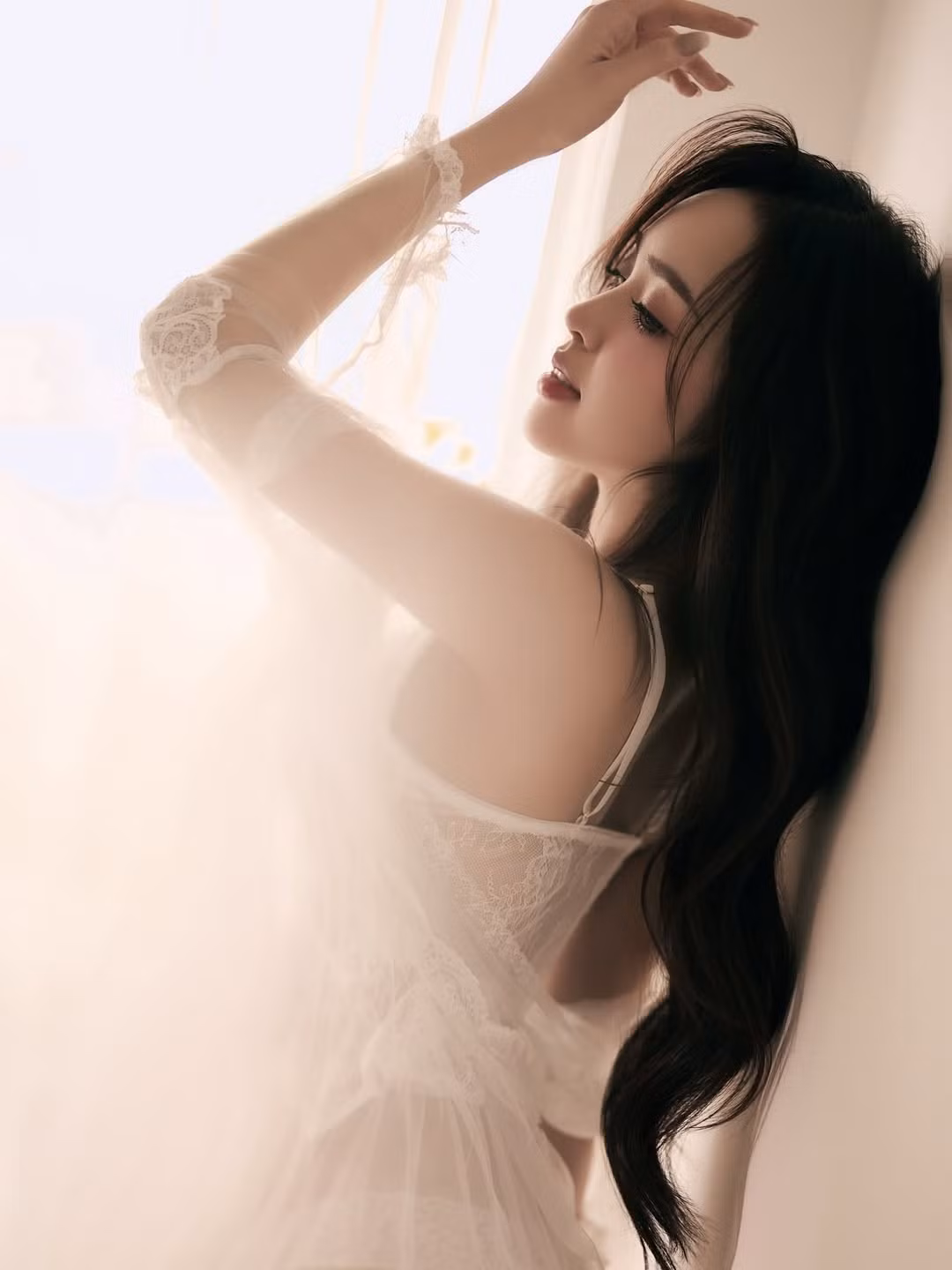 Dù ở phong cách nào, cô nàng cũng nhận về cơn mưa lời khen từ người hâm mộ. Nhiều người đã dành những mỹ từ cho cô nàng như "xinh như tiên nữ", "bạch nguyệt quang mãi slay". (Ảnh: IGNV)