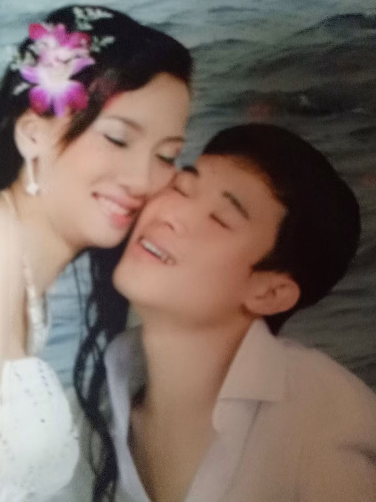 Với phong cách tạo dáng táo bạo, biểu cảm đầy tình tứ và “style” trang phục mang đậm dấu ấn thập niên trước, những bức ảnh đã khiến nhiều người không khỏi bật cười và hoài niệm.