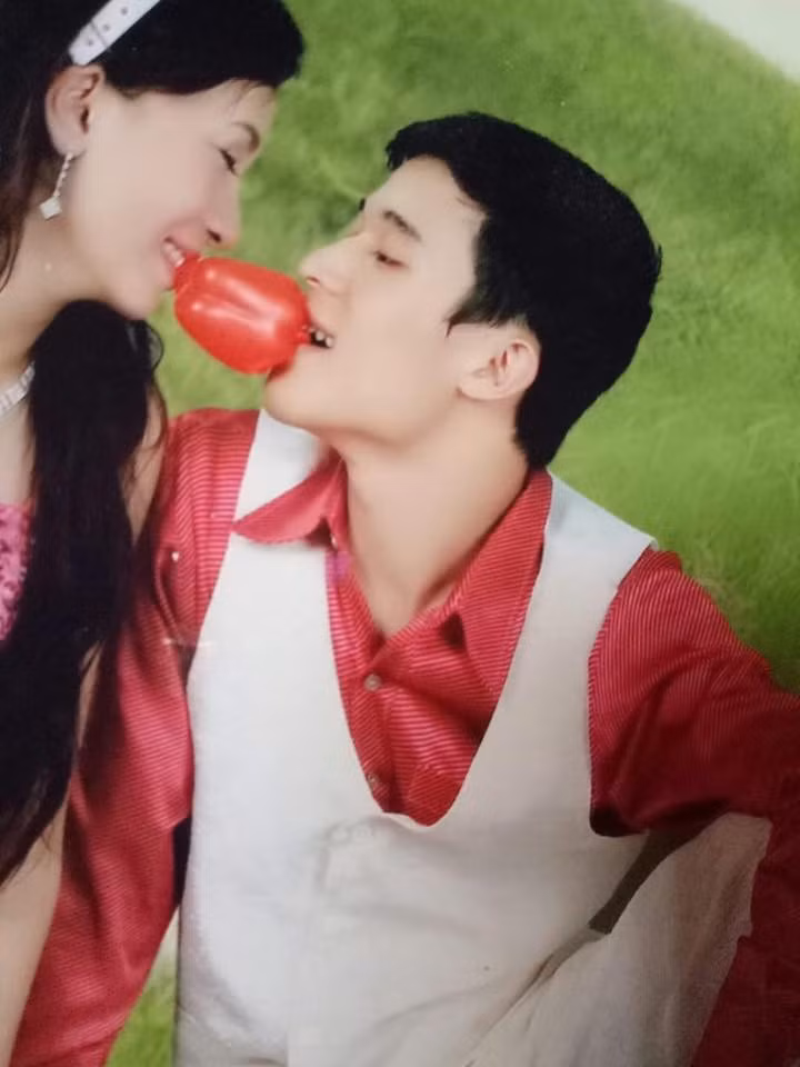 Điểm nhấn gây "sốt" nhất chính là bức ảnh cặp đôi cùng cắn quả mận đỏ một cách đầy… điện ảnh, cùng những cái ôm siết chặt và ánh mắt say đắm khiến người xem không nhịn được cười.