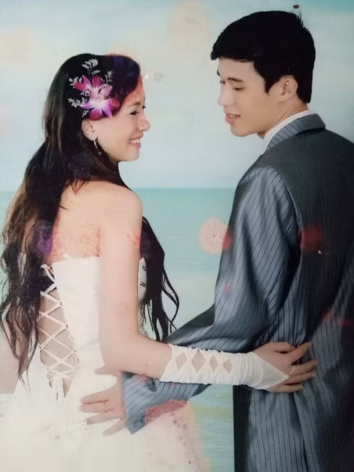 Được biết bộ ảnh với phong cách tình tứ một cách "táo bạo" này là ý tưởng của chủ studio.