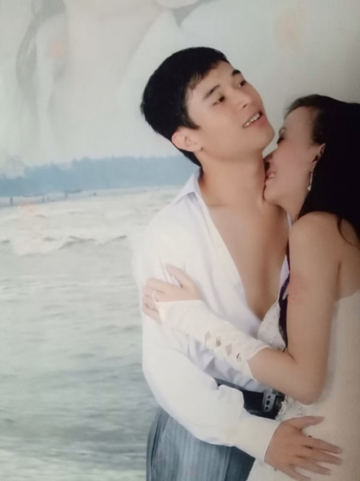 Theo chia sẻ từ cô dâu trong bức ảnh, "lúc chụp xong, hai vợ chồng em xin trả tiền công chứ ko rửa ảnh. Nhưng chủ studio không đồng ý với lý do: Không muốn bị ăn cắp ý tưởng, vì đây là độc quyền, chụp ở đây phải rửa ở đây".