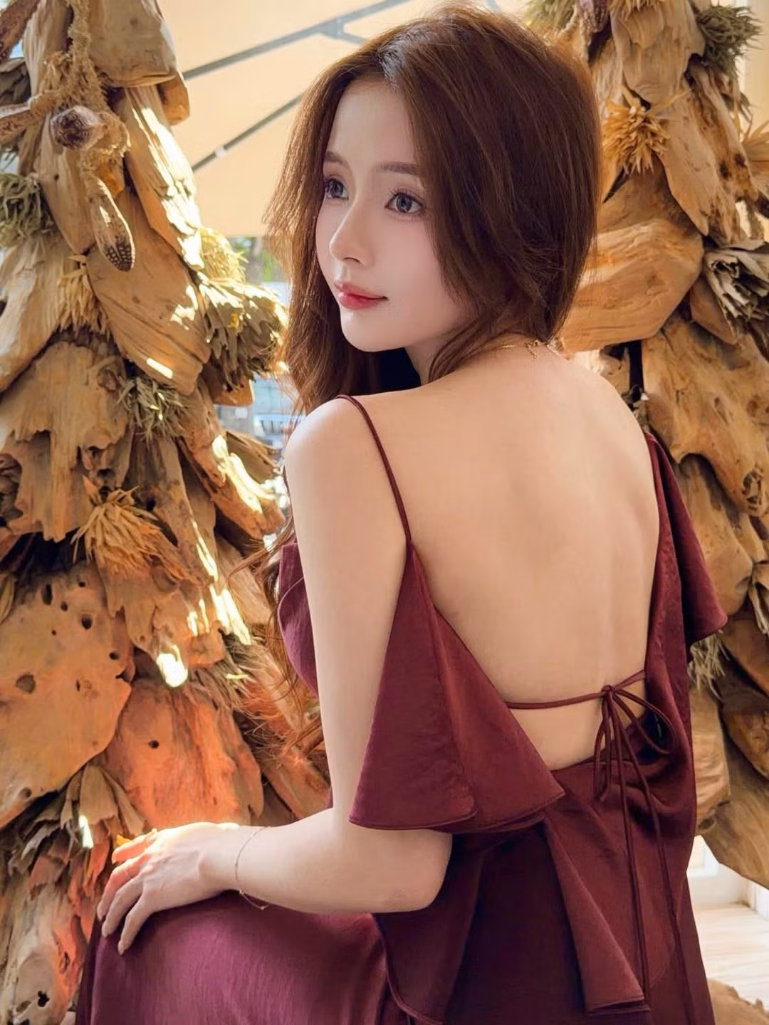 Điểm nhấn "đốn tim" chính là thiết kế lưng trần với dây buộc mảnh mai, giúp cô nàng khoe trọn tấm lưng thon thả, mịn màng và đường xương quai xanh quyến rũ. (Ảnh: IGNV)