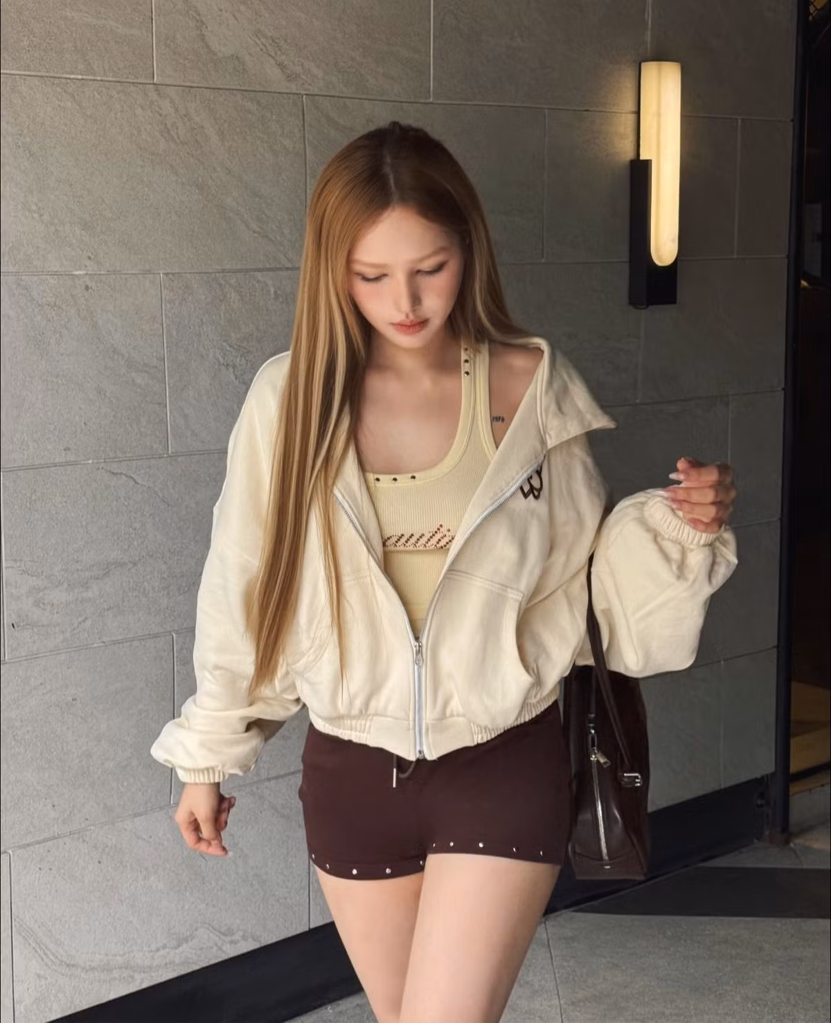 Sau khi ly hôn, Xoài Non tập trung cho công việc, cô nàng chăm chỉ livetream, làm mẫu ảnh. Mỹ nhân 2k2 cũng được nhận xét ngày càng chín chắn, trưởng thành hơn trong cách ứng xử.