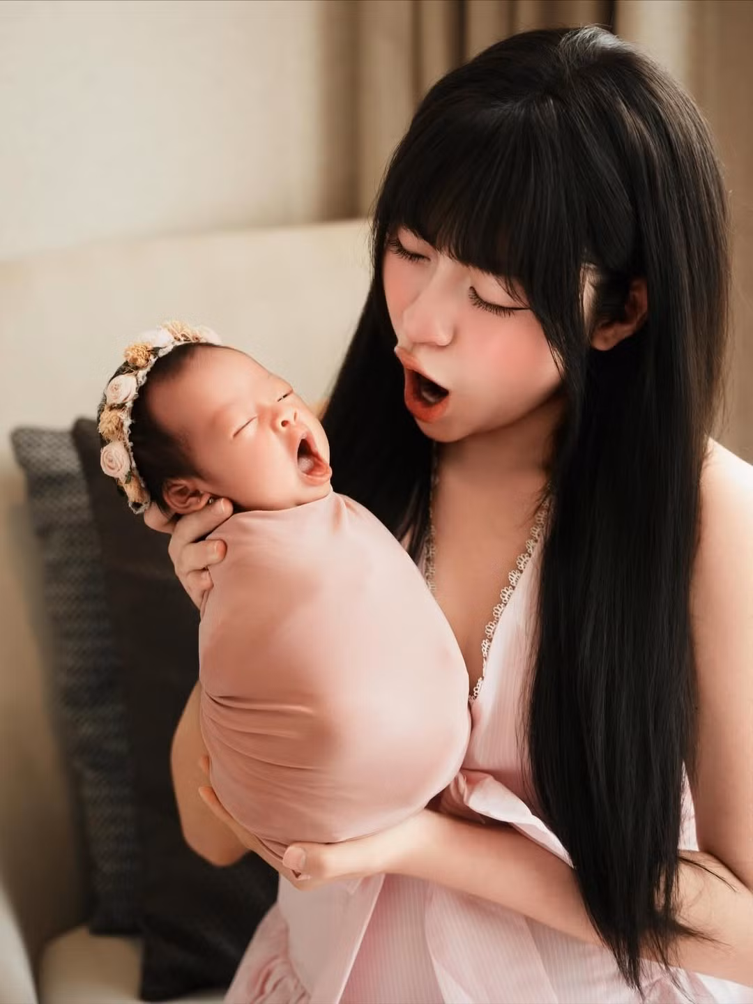 Trần Thanh Tâm, hot girl nổi tiếng với biệt danh "trứng rán cần mỡ", vừa chia sẻ những khoảnh khắc vô cùng ngọt ngào và hạnh phúc bên con gái đầu lòng trong bộ ảnh sơ sinh đầu tiên. (Ảnh: IGNV)