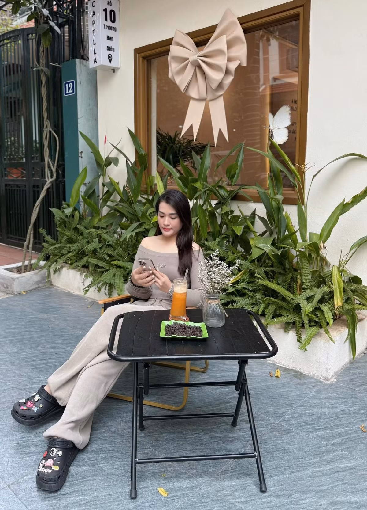 Hoài Thu sở hữu nhan sắc xinh xắn, nụ cười rạng rỡ.