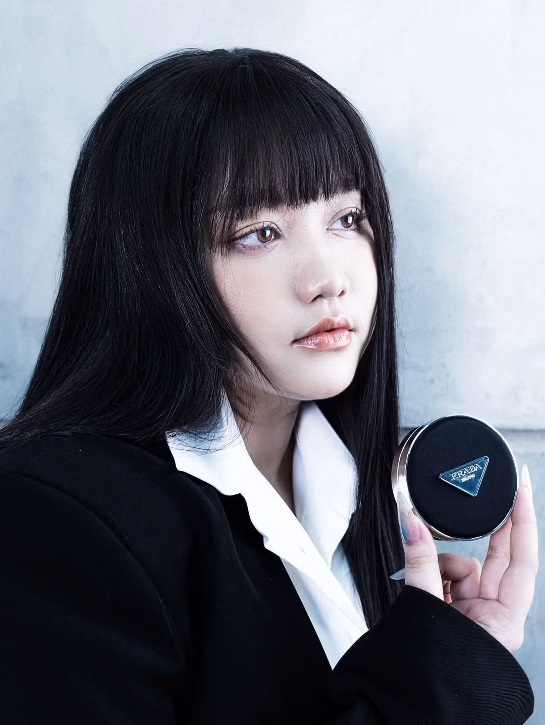 Cách trang điểm nhấn vào đôi mắt với đường eyeliner sắc sảo và tông son nude thời thượng càng làm tăng thêm vẻ sang chảnh, trưởng thành cho nữ diễn viên.