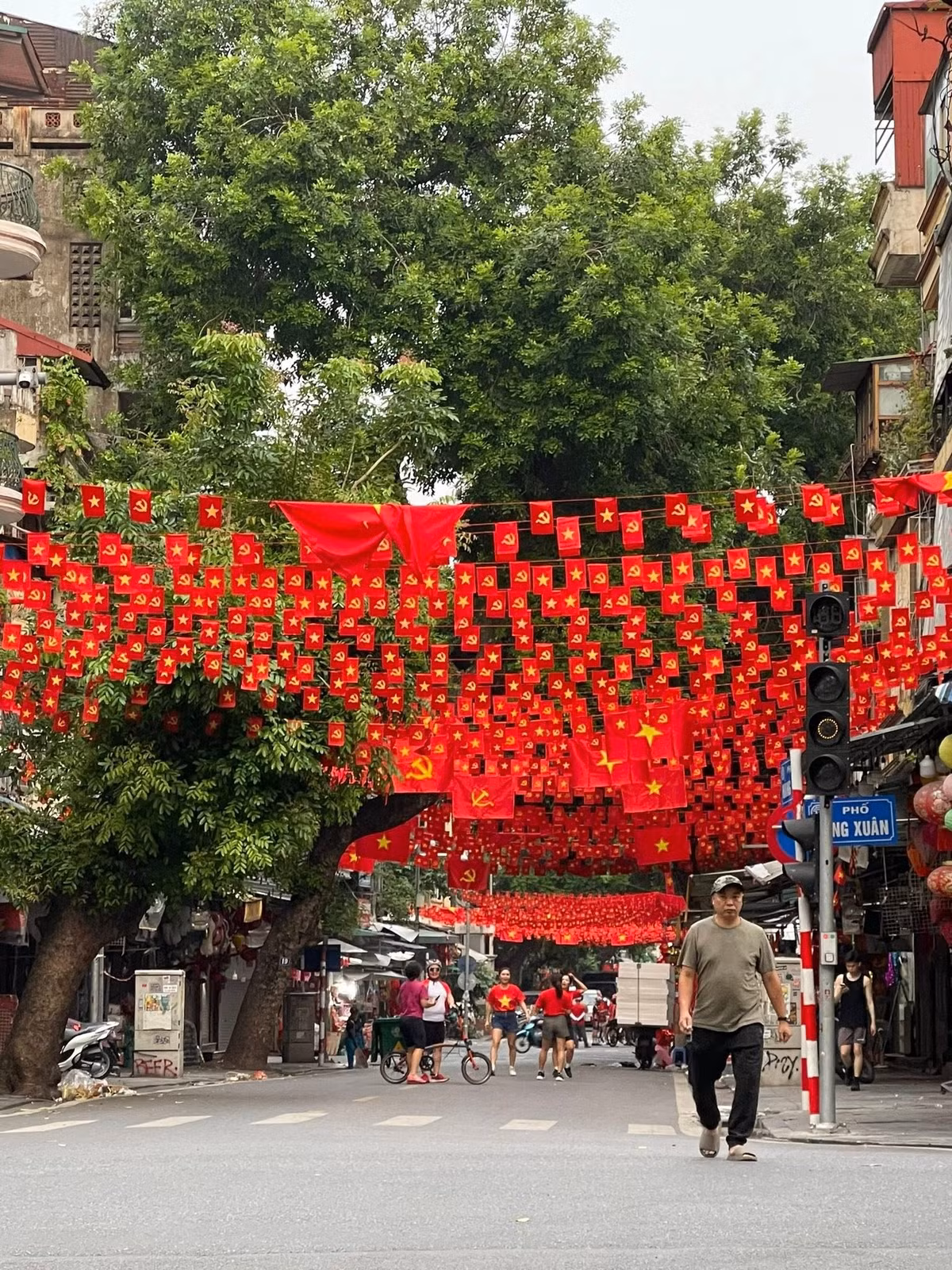 Tất cả đều hòa quyện vào không gian hướng tới ngày lễ kỳ niệm 80 năm Quốc khánh 2/9, tạo nên một bức tranh vừa cổ kính vừa hiện đại, vừa trang nghiêm vừa gần gũi. (Ảnh: Hoàng Hiếu)