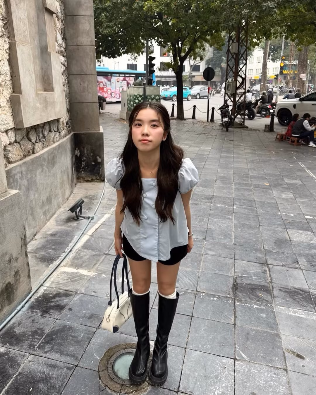 Điểm thú vị trong set đồ của Hà Vi chính là sự kết hợp đối lập giữa phần trên "bánh bèo" và phần dưới cực ngầu. Cô nàng khéo léo phối áo cùng quần short đen basic, đặc biệt là đôi boots cổ cao màu đen mạnh mẽ. (Ảnh: IGNV)