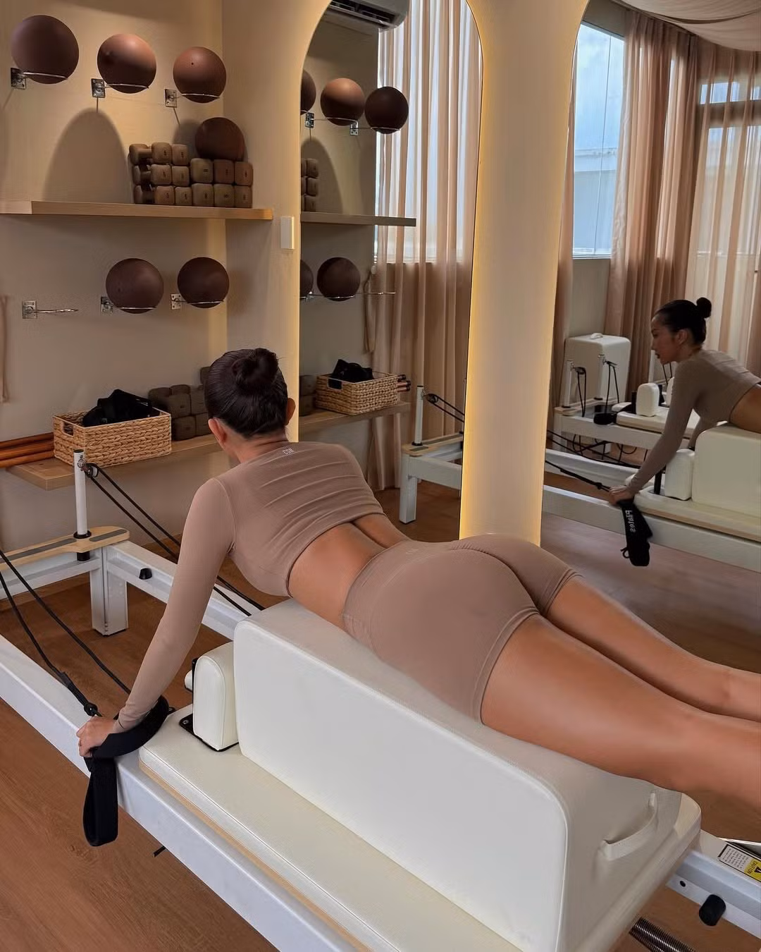 Không chỉ có hình thể đẹp, Huyền 2k4 còn thể hiện thần thái tự tin, quyến rũ trong mọi góc chụp, từ những pose dáng tập luyện nghiêm túc đến khoảnh khắc nghỉ ngơi. (Ảnh: IGNV)