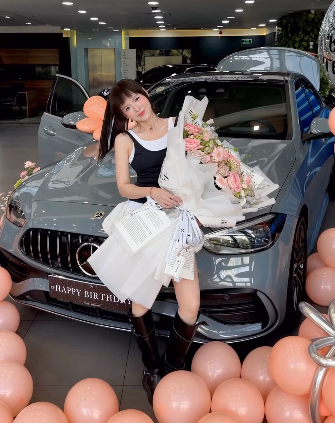 Trên trang cá nhân, "bản sao Khởi My" đã chia sẻ bộ ảnh rạng rỡ bên chiếc xe mới tại showroom. Trong những khung hình lung linh, Thúy Kiều xuất hiện với phong cách trẻ trung, năng động nhưng không kém phần quyến rũ với áo tank-top phối cùng chân váy xòe và boots cổ cao. (Ảnh: IGNV)