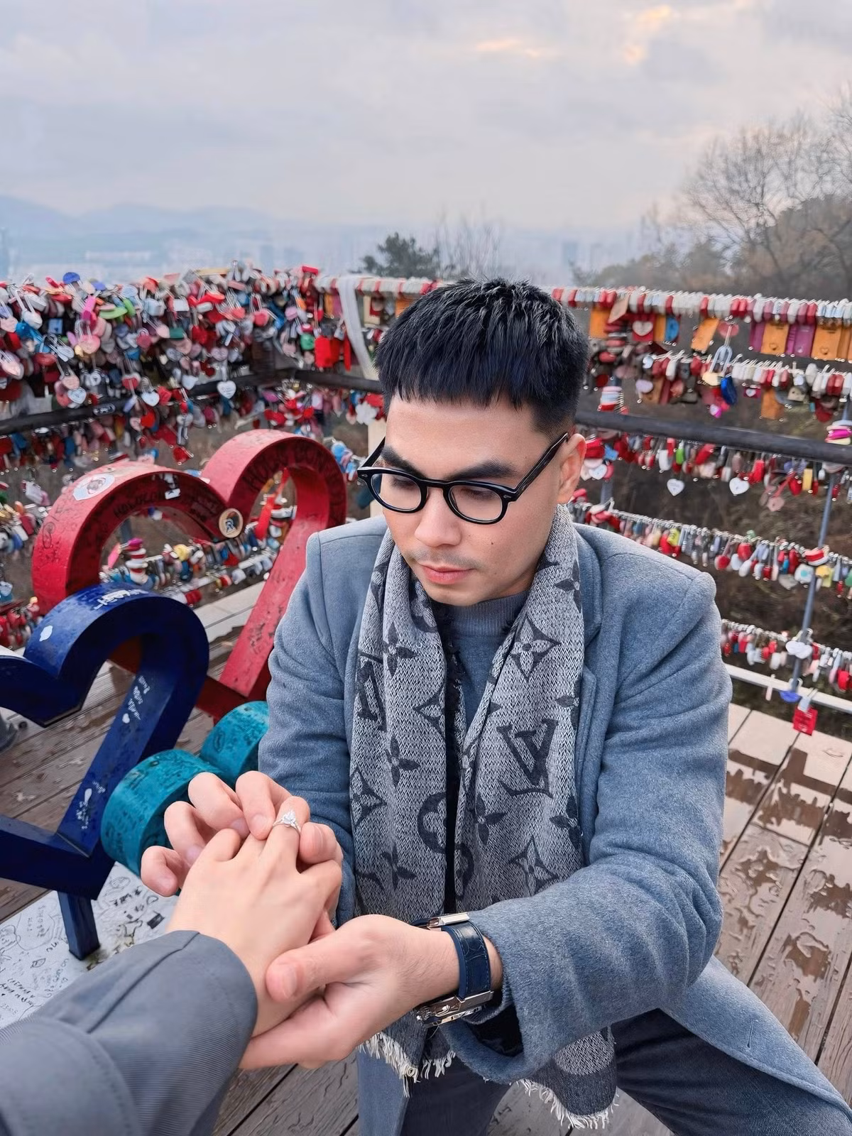 Được biết, địa điểm Đức Huy quyết định cầu hôn bạn gái là tháp Namsan, Seoul - địa điểm nổi tiếng với hàng rào khóa tình yêu rực rỡ.