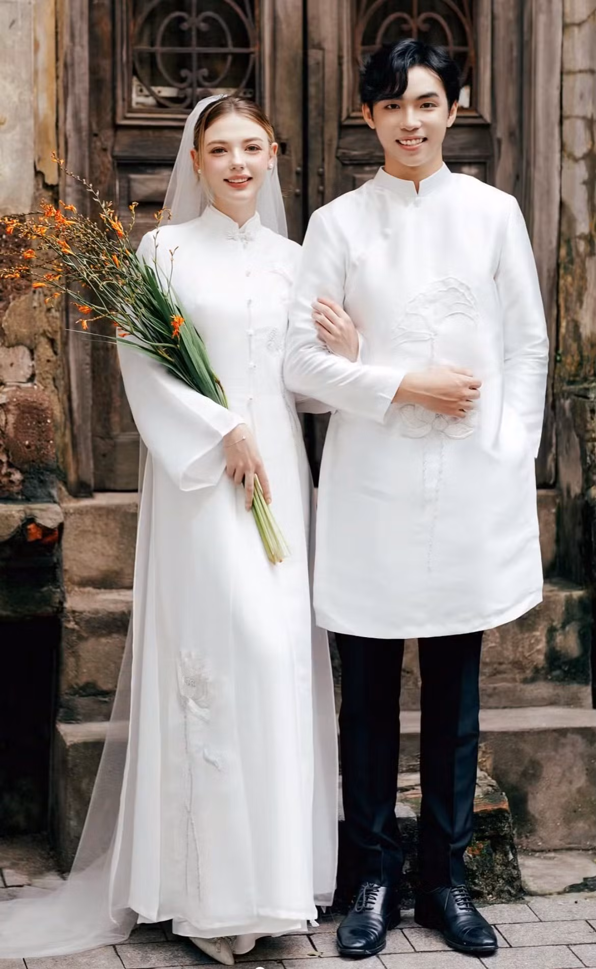 Những bài học ngôn ngữ trở thành những buổi trò chuyện thân mật, từ đó họ kể cho nhau nghe những câu chuyện cá nhân, những ước mơ, hoài bão. Tình cảm cứ thế lớn dần lên một cách tự nhiên và chân thành. (Ảnh: Trieu Cuong Studio)