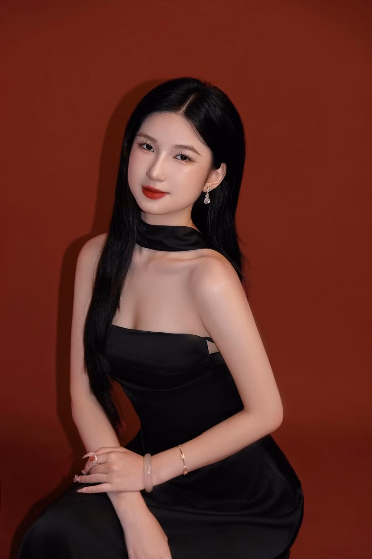 Ấy vậy mà chỉ sau một thập kỷ, hình ảnh hiện tại của cô khiến dân mạng phải trầm trồ: làn da trắng mịn, gương mặt thanh tú, sống mũi cao tự nhiên và thần thái dịu dàng, tinh khôi.
