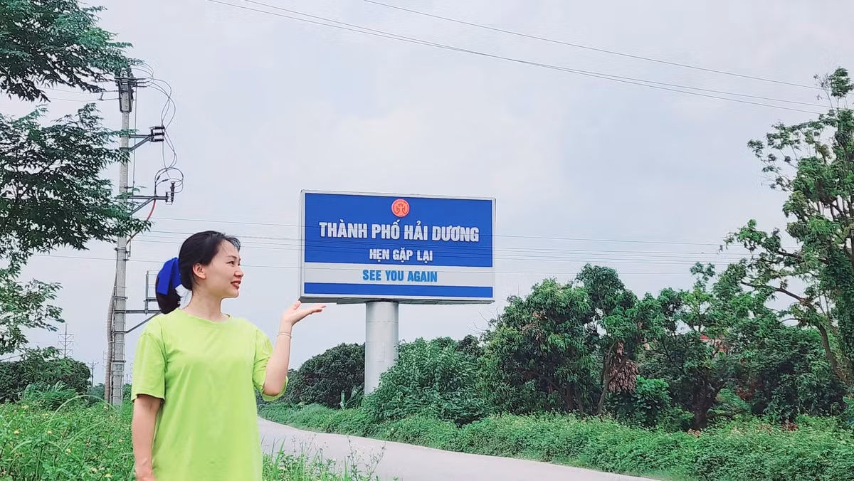Tuy nhiên nhiều người cũng bày tỏ rằng check-in nhưng cũng nên giữ trật tự và đảm bảo an toàn giao thông, vì tấm biển này được đặt bên cạnh một con đường thường xuyên có xe cộ qua lại.
